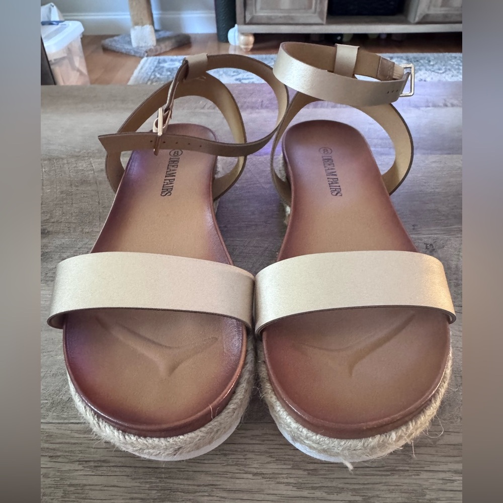NWT Dream Pairs Size 8 Gold Ankle Strap Sandals